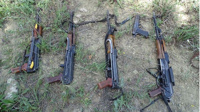 Lice'de öldürülen teröristlere ait çok sayıda silah ve mühimmat ele geçirildi.-