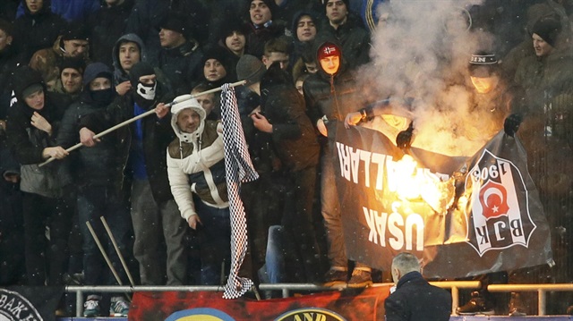 Ukraynalı holiganlar Kiev Olimpiyat Stadı'nda Beşiktaşlı taraftarların pankart ve atkılarını yaktılar. 