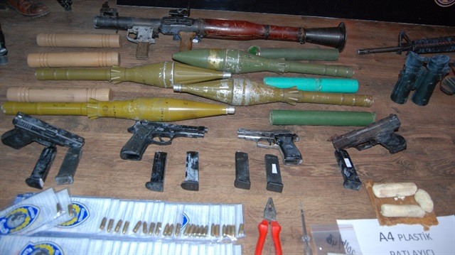 PKK'lı teröristlerin öldürüldüğü hücre evinde çok sayıda silah ve mühimmat çıktı. 