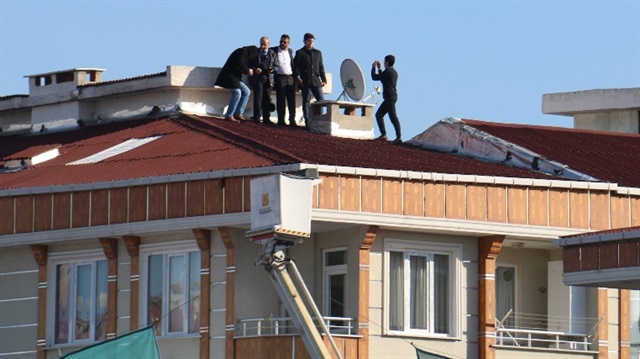 Cumhurbaşkanı Erdoğan'ın görebilmek için bazı vatandaşlar çatıya çıkarak özçekim yaptı. 