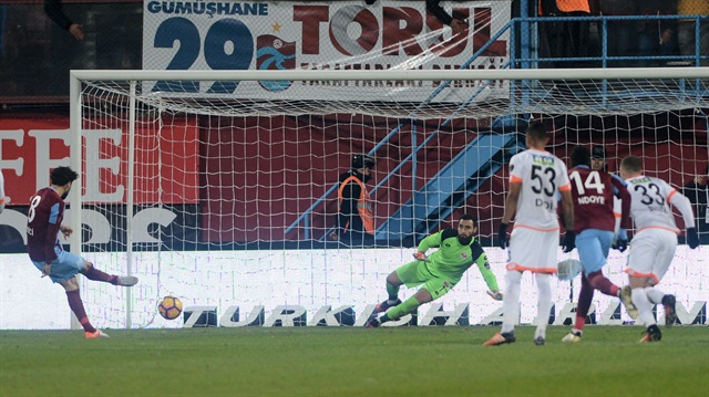 Trabzonspor’un Adanaspor maçında Mehmet Ekici ile 2-1’i bulduğu gol öncesi verilen penaltı tartışmalara neden olmuştu.