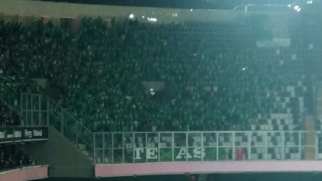 Bursaspor taraftarının Beşiktaş maçında altıncı dakikada yaptığı tezahüratlar siyah beyazlıların tepkisini çekti.