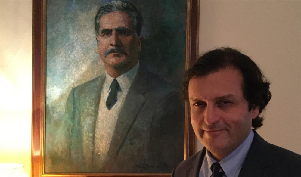 Pakistanlı ressam İsmail Gulgee tarafından 1990ların başında yapılmış muhteşem bir Muhammed İkbal yağlıboya tablosu. Trinity College Cambridge’de Deighton Salonunda asılı duran tablonun önünde Muhammed İkbal’in torunu Walid İkbal.