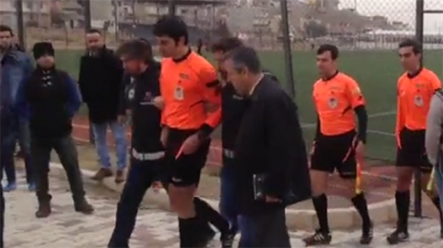 İzmir'de Amtör Lig maçını yöneten hakem, FETÖ operasyonu kapsamında gözaltına alındı.