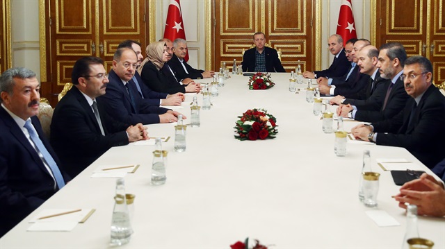Cumhurbaşkanı Erdoğan başkanlığında Beşiktaş'taki Mabeyn Köşkü'nde​ yapılan güvenlik toplantısından yansıyan ilk kare. 