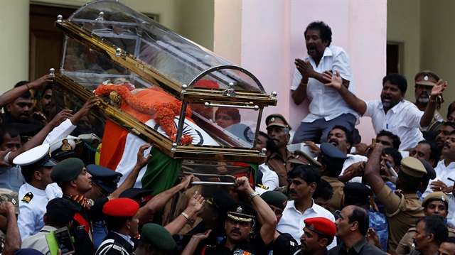 Hindistan'da geçtiğimiz günlerde hayatını kaybeden ayaram Jayalalithaa'nın cesedi bir haftadır Hintlilere gösteriliyor. 