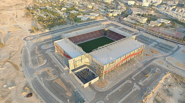İsrail ekibi maçlarını Necef çölünde bulunan 16 bin 126 kişi kapasiteli Turner Stadyumu'nda oynuyor.