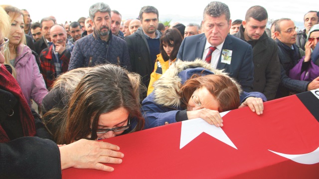 Berkay Akbaş’ın annesi Zeynep Akbaş, evladının tabutuna sarılarak uzun süre gözyaşı döktü.