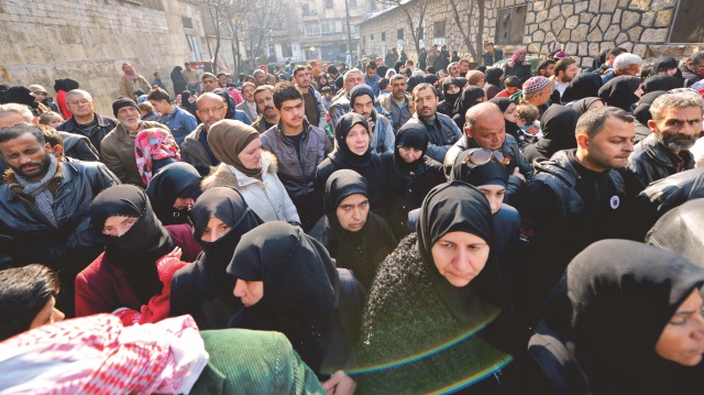 Halep'te dar bir alana sıkıştırılan siviller, güvenli bölgelere geçiş için kendileri- ne izin verilmesini bekliyor.