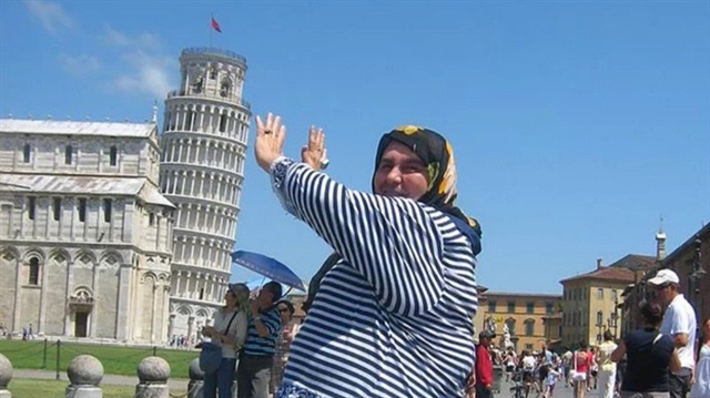 Yurt dışında verdiği değişik pozlarla merak konusu olan Ayşe Teyze, Pisa Kulesi'nin önünde bu fotoğrafı çekildi.