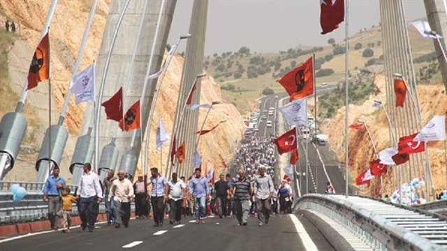 Türkiye’nin üçüncü büyük köprüsü olan ve Adıyaman-Kahta-Siverek-Diyarbakır’ı birbirine bağlayacak Nissibi Köprüsü Mayıs 2015’te açıldı.