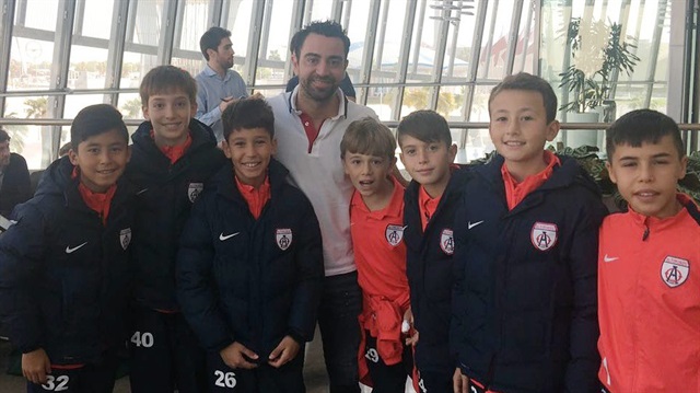 Altınordu'nun minik futbolcuları yıldız futbolcu Xavi ile hatıra fotoğrafı çektirdi.
