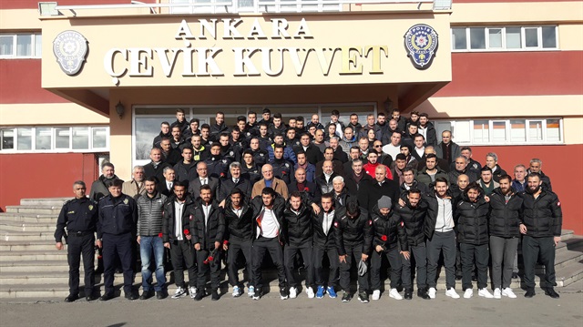 Türkiye Boks Federasyonu Yönetim Kurulu ve boksörler  Ankara Çevik Kuvvet Şube Müdürlüğü'nde toplu fotoğraf çektirdiler.