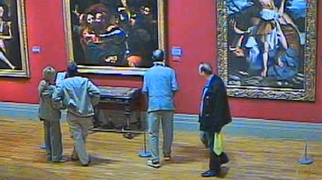 İrlanda'daki bir sanat galerisinde sergilenen tablolar. 