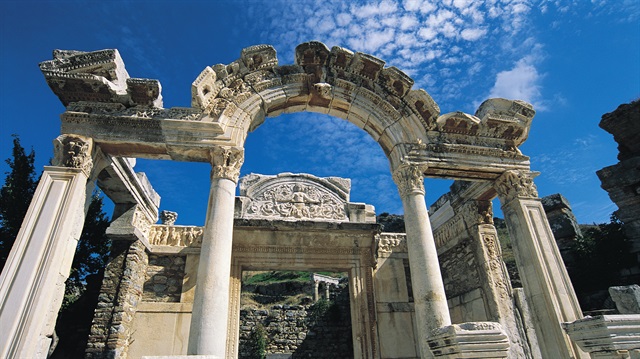 Yunanistan'da arkeologlar, en az 2 bin 500 yıl geçmişe sahip yeni bir antik kent buldu.

