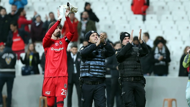 Beşiktaş-Kayserispor maçı öncesinde ve sonrasında tribünler Çevik Kuvvet ekipleri için tezahüratlarda bulundu.