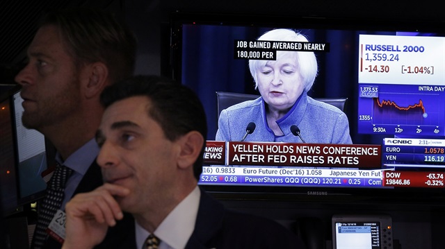 Fed kararlarının genel olarak beklentilere paralel olmasına karşın, yatırımcıların karar metni ve söylemleri daha çok "şahin" olarak değerlendirmesiyle uluslararası piyasalarda dolar talebinin arttığı ve borsalarda satışların etkili olduğu görüldü.