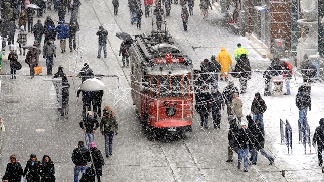 İstanbul'da bugün karla karışık yağmur beklenirken, hava sıcaklığının da düşeceği tahmin ediliyor.