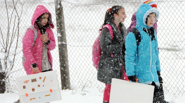 Bazı illerde yoğun kar yağışı nedeniyle okullar tatil edildi. 