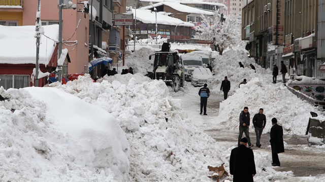 Yoğun kar yağışı çok sayıda ilde hayatı olumsuz etkiledi.