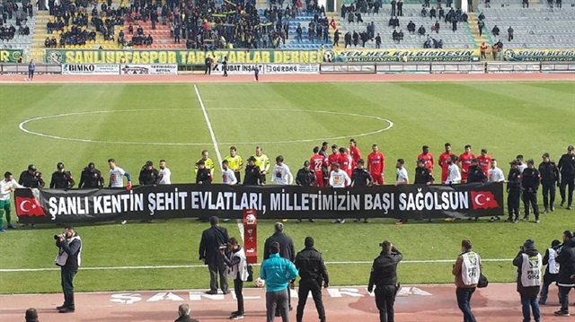 Şanlıurfasporlu futbolcular Boluspor maçı öncesinde sahaya bu pankartla çıktı. 