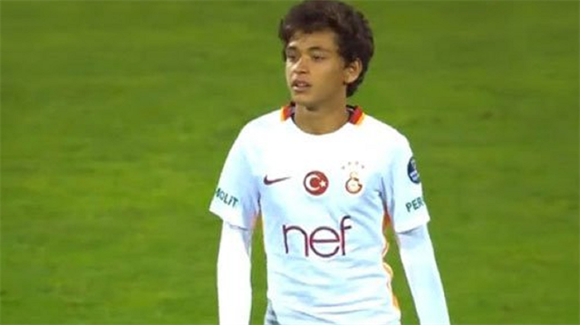 Galatasaray'ın genç futbolcusu Mustafa Kapı, Levski Sofia ile oynanan maçta A Takım formasını ilk kez giydi.