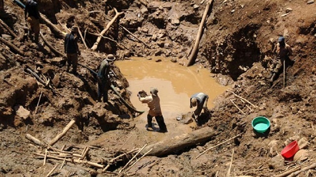 Demokratik Kongo Cumhuriyeti'nde bir altın madeninde meydana gelen heyelan sonrası arama kurtarma çalışmaları sürüyor.