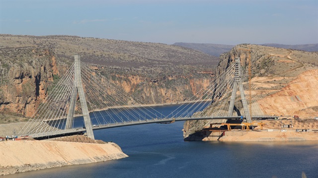 Adıyaman-Diyarbakır Yolu'nda 610 metre uzunluğundaki Nissibi Köprüsü kara yoluyla geçilir hale geldi.