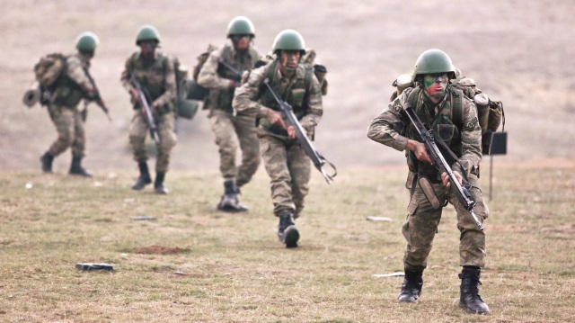 Arşiv- Türk askeri, DEAŞ kontrolü altındaki El Bab'a operasyon düzenliyor.