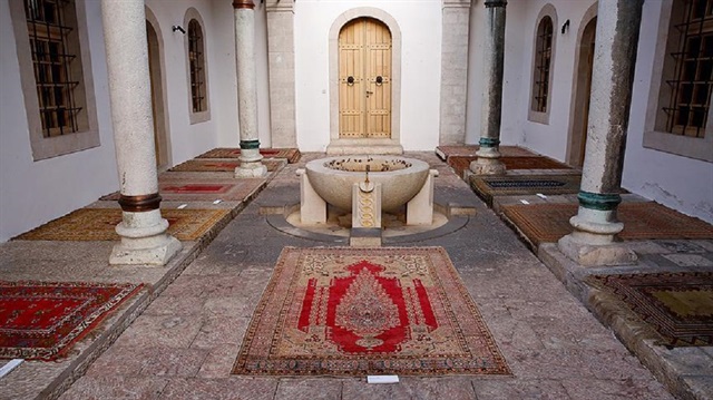 Saraybosna'daki 40 farklı camide, farklı tarihlerde kullanılan seccade ve kilimler, tarihi Gazi Hüsrev Bey Hanikahı'nda açılan sergide Saraybosnalılarla buluştu.​