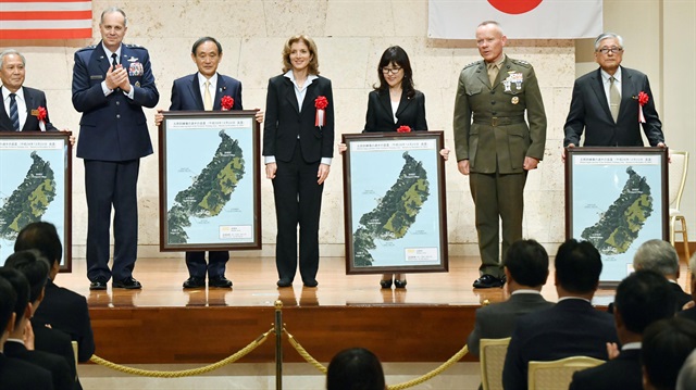 Japonya Hükümet Sözcüsü Yoşihide Suga ve ABD'nin Tokyo Büyükelçisi Caroline Kennedy ABD'nin 40 dönümlük araziyi devretme töreninde bulundu. 