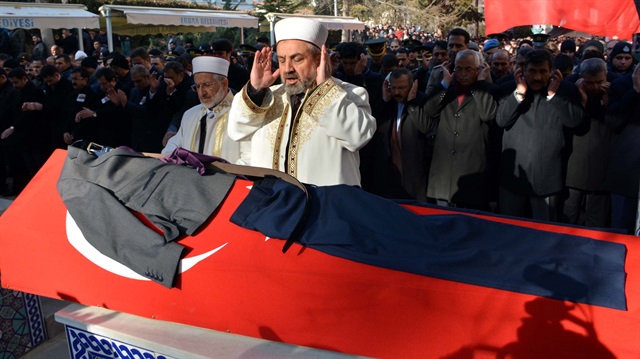 25 gün önce nişanlanan şehidin takım elbisesinin, tabutunun üzerine konulması görenleri duygulandırdı. 