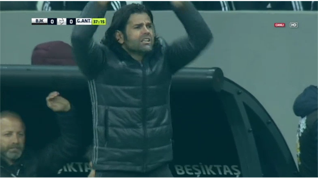 İbrahim Üzülmez, Beşiktaşlı taraftarların tezahüratları sonrası oyuncularına böyle tepki gösterdi. (Görüntü Lig TV'den alınmıştır.)