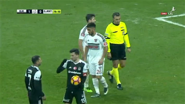 Ricardo Quaresma, takımın penaltıcısı Cenk Tosun yerine Oğuzhan'ın penaltı vuruşunu yapmasına tepki gösterdi. (Görüntü: Lig TV'den alınmıştır)