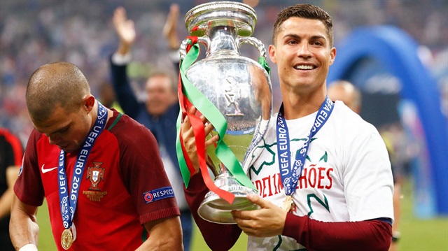 EURO 2016'yı kazanan Portekiz'in takım kaptanı olan Cristiano Ronaldo, 2016 yılında tam 5 büyük kupa kazanma başarısı gösterdi.
