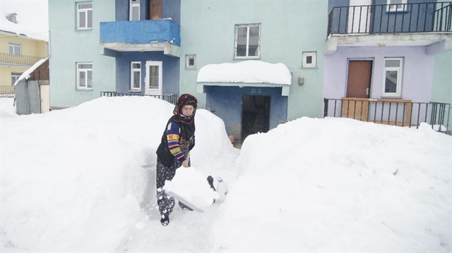 Ovacık'ta yoğun kar yağışı nedeniyle vatandaşlar zor anlar yaşadı.