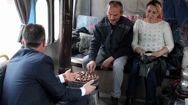 Kayseri'de sürücü adayları, aşırı soğukta üşümemek için soba yaktılar.