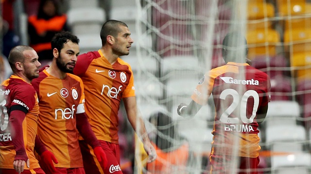 Galatasaray'ın 2. golünün hazırlayıcısı olan Selçuk İnan sakatlığı sebebiyle ikinci yarıya çıkamadı. Tecrübeli futbolcunun yerine Hamit Altıntop dahil edildi. 
