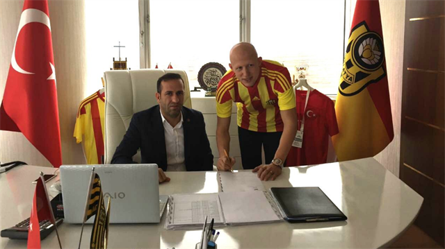 Alayaspor'dan ayrıldıktan sonra kulüpsüz kalan 24 yaşındaki savunmacı Sezer Özmen, Yeni Malatyaspor'a imzayı attı.