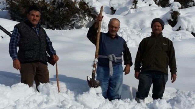 Yoğun kar yağışı nedeniyle yaylada mahsur kalan çoban, köylülerin yardımıyla kurtarıldı.