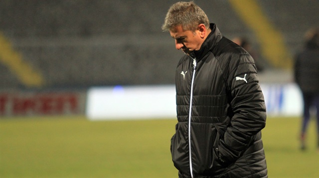 46 yaşındaki teknik adam bu sezon Bursaspor ile çıktığı 121 resmi maçta 11 galibiyet 4 beraberlik 6 mağlubiyet aldı.