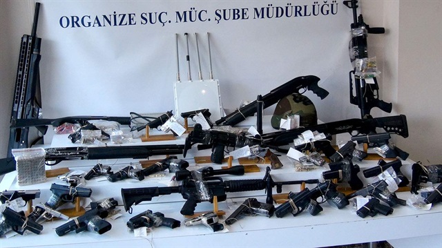 Operasyonda çok sayıda silah ele geçirildi. 