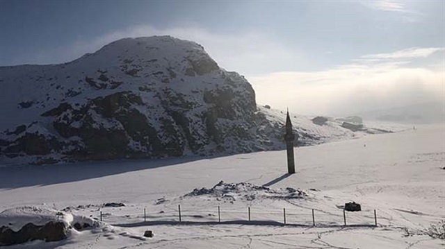 Yoğun kar yağışından dolayı Başçavuş Köyü Camisi'nin bir tek minaresi görünüyor.