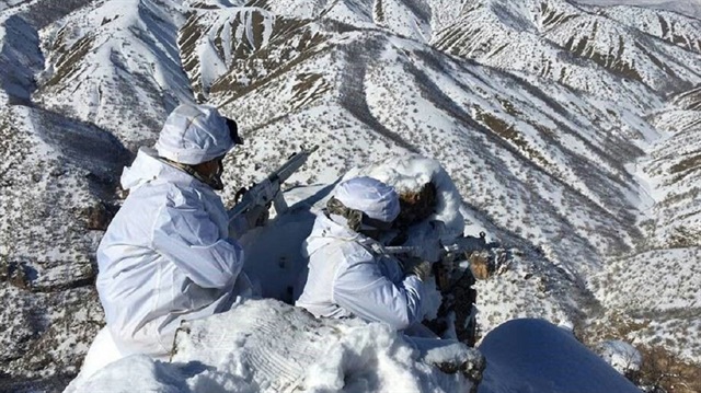 Güvenlik güçleri operasyonlarını kar kış demeden sürdürüyor. 