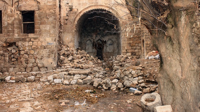 Mardin'de bulunan 900 yıllık Hüsamiye Medresesi, çöktü.