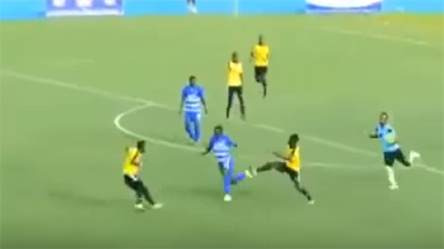 Yapılan büyüyü bozan futbolcuyu kovaladılar.