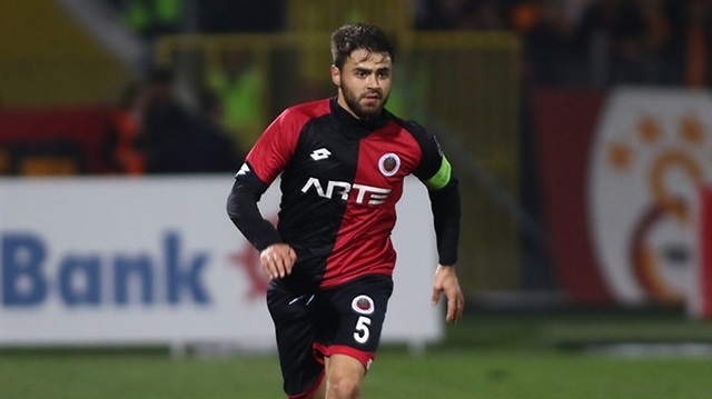 22 yaşındaki stoper Ahmet Çalık bu sezon Gençlerbirliği formasıyla çıktığı 18 resmi maçta forma giydi ve takımına 1 gol 1 asistlik katkı sağladı.
