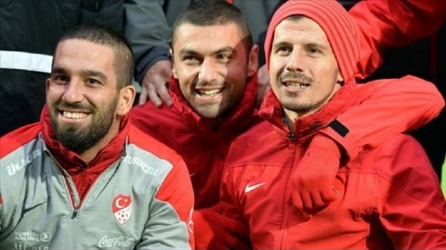 Başakşehir'in tecrübeli futbolcusu Emre Belözoğlu, katıldığı bir TV programında Arda Turan'ın Çin'e transferi ve kendi kariyeri hakkında konuştu. 