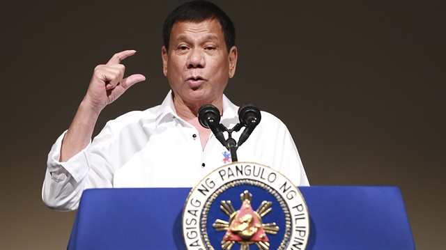 Filipinler Devlet Başkanı: Şüpheliyi helikopterden attım