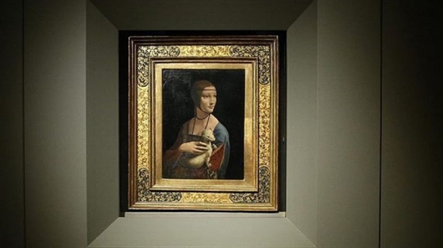Koleksiyonun için Leonardo da Vinci'nin "Kakımlı Kadın" eseri bulunuyor. 
